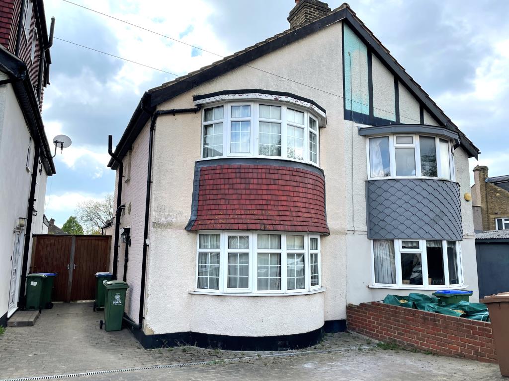 Lot: 1 - SEMI-DETACHED HOUSE FOR IMPROVEMENT - 